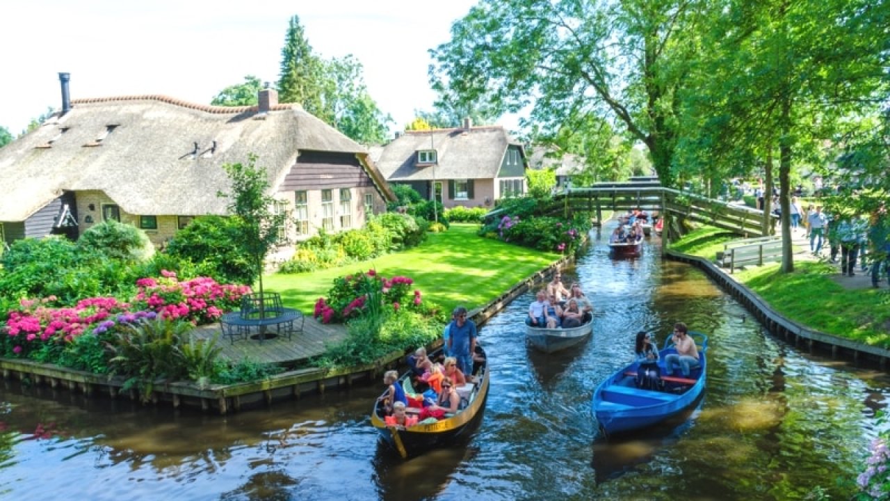 Ngôi làng cổ tích bao quanh bởi một dòng sông tại Hà Lan