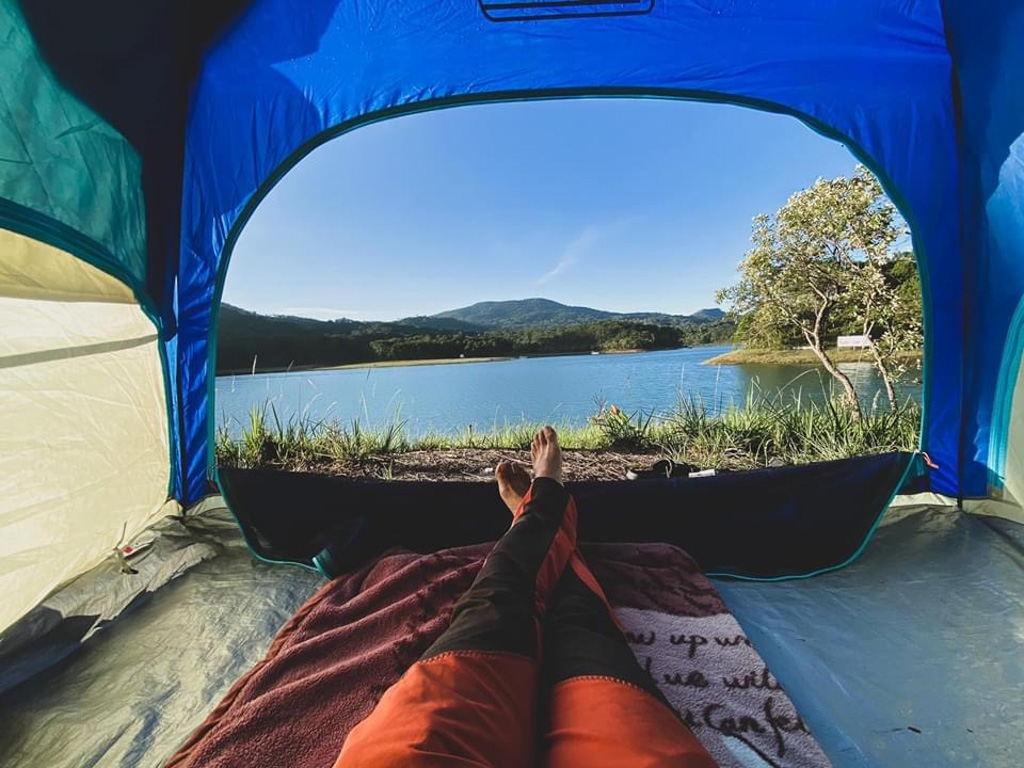 Không thực hành dựng lều trước là một sai lầm khi cắm trại